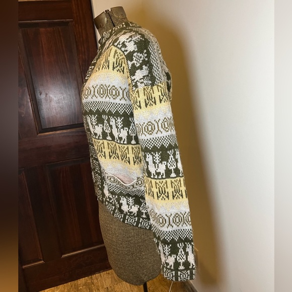 Alpaca Hand-knit Cardigan - Picture 2 of 4